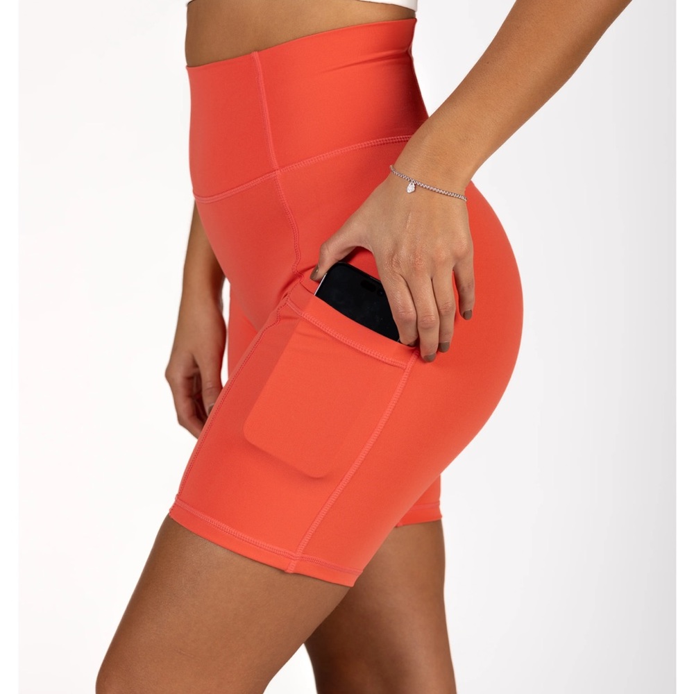 P’tula Yvette Pocket Short: 8"